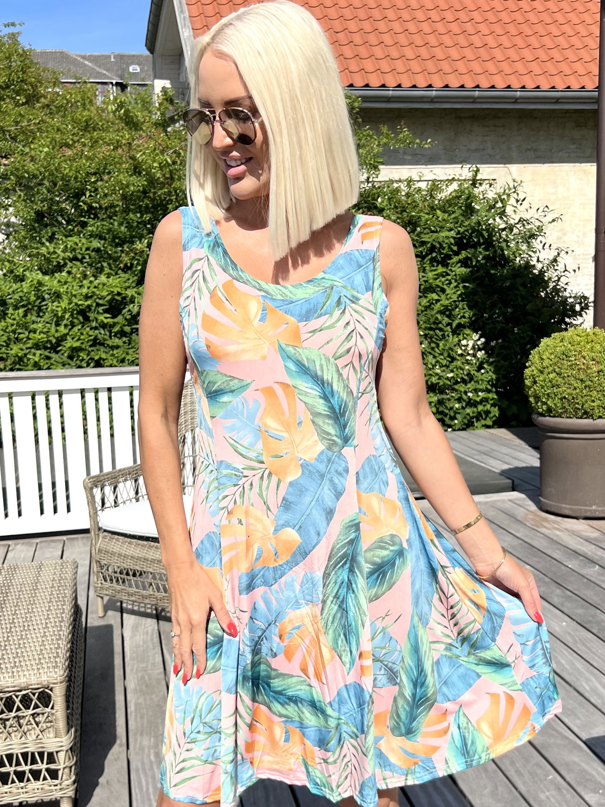 Maj Multi Leaf - Söt elastisk sommarklänning med mönster